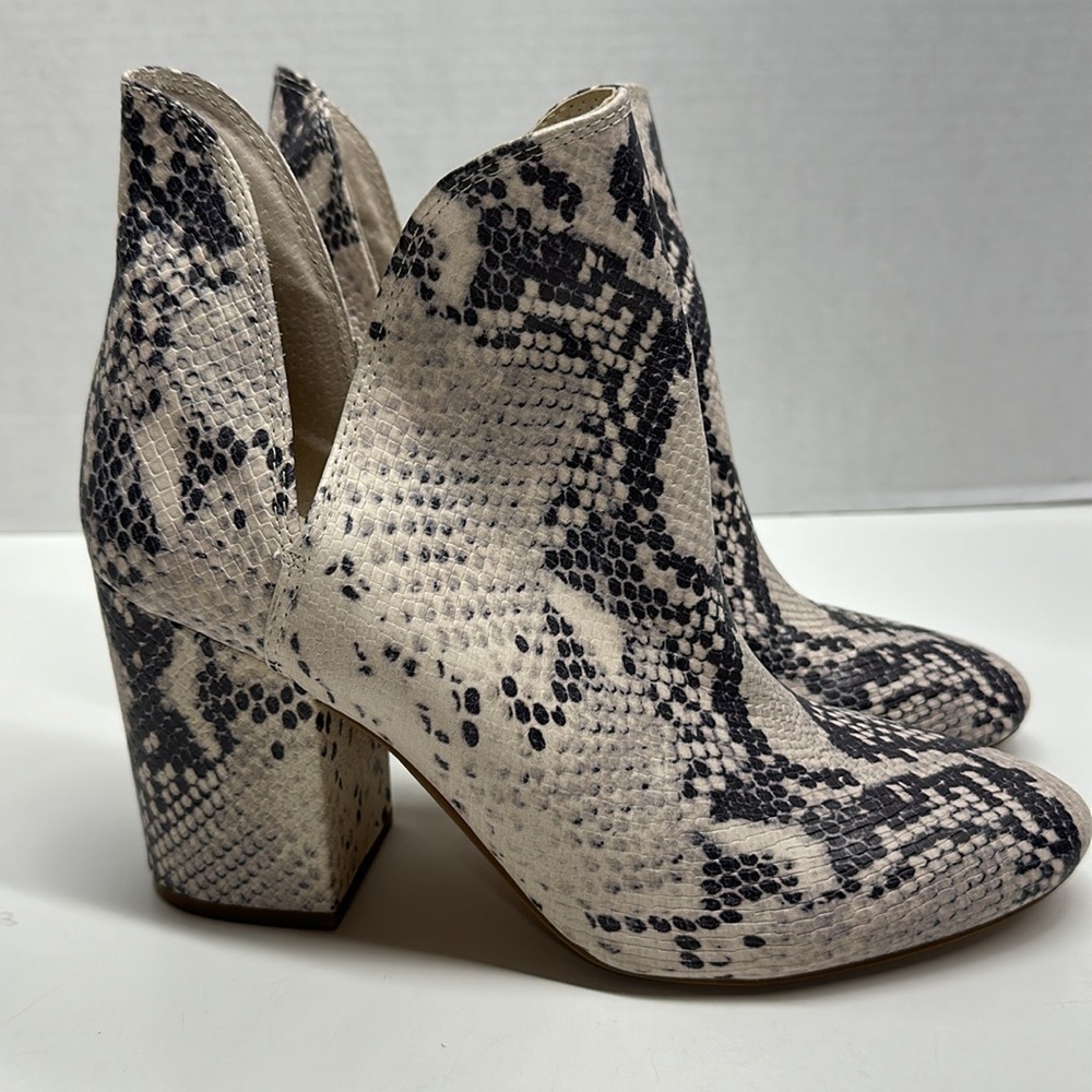 Steve Madden Rookie Bootie High Heeled Ankle Boots Natural Vegan Snake Print 9